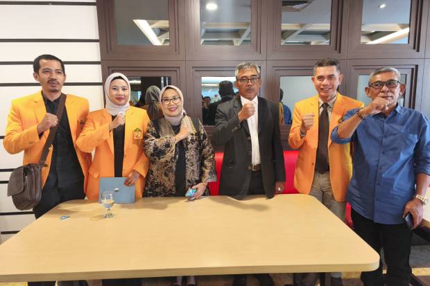 Yayasan Perguruan Tinggi Karya Dharma berfoto bersama usai melakukan konferensi pers di Makassar.